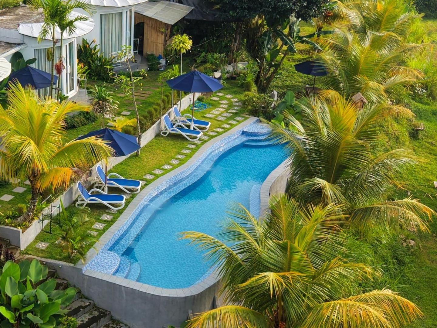 The pool and gardens at De Sila